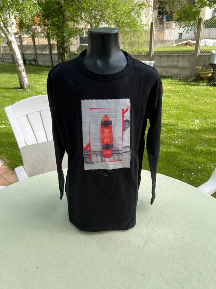 T shirt manche longue noir taille 7/8 ans