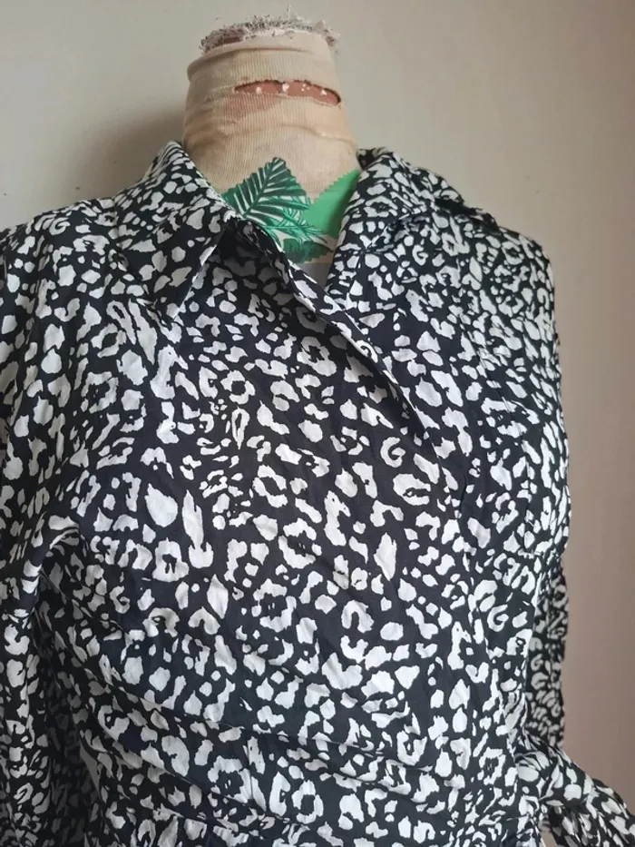 Robe porte-feuille imprimée noir et blanc - chic et fluide, Goa, neuve, taille 2 ( taille S) - photo numéro 3