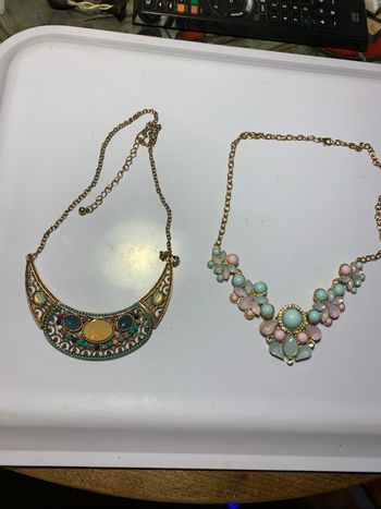 2 très beaux colliers