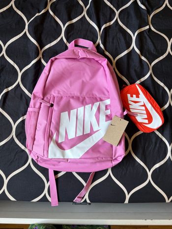 Sac à dos Nike rose avec trousse assortie – Neuf avec étiquettes