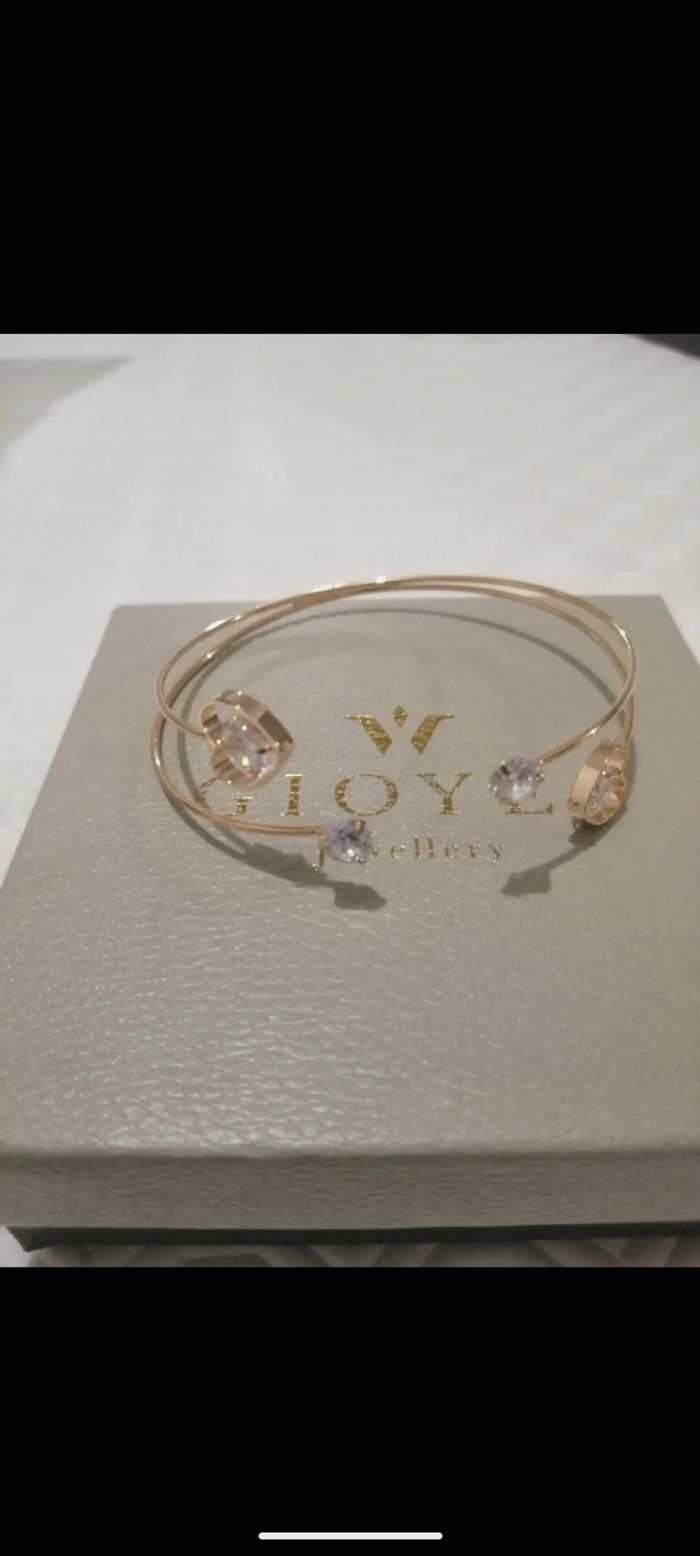 Beau bracelet Gioyes en plaqué or 24 carats sertis de zirconiums.