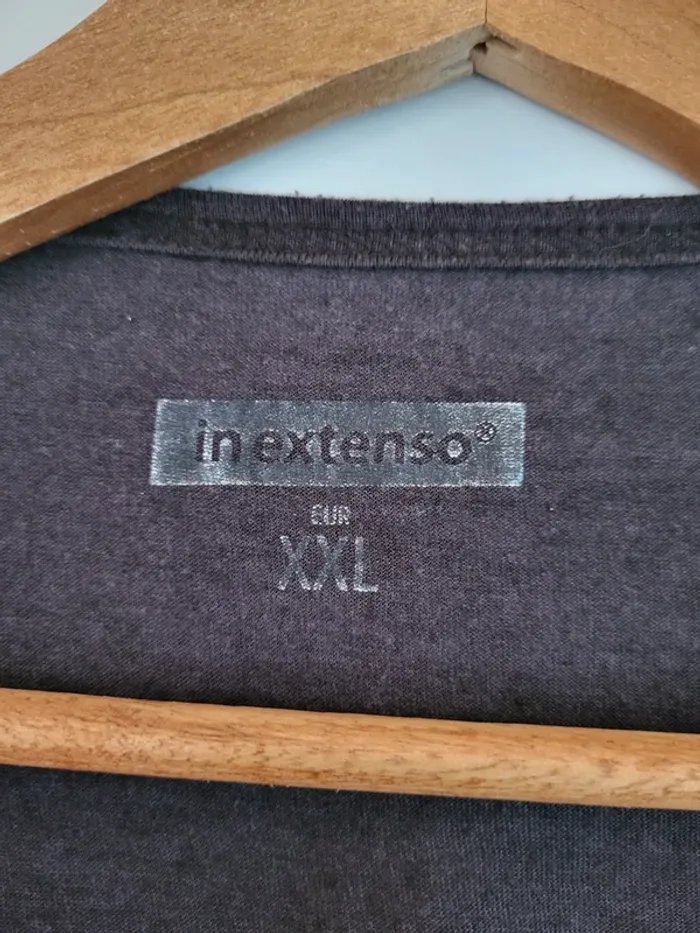 Tee-shirt marron avec bijoux - photo numéro 4