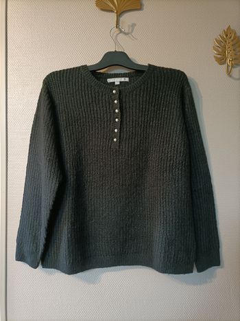 Pull noir avec bouton perles