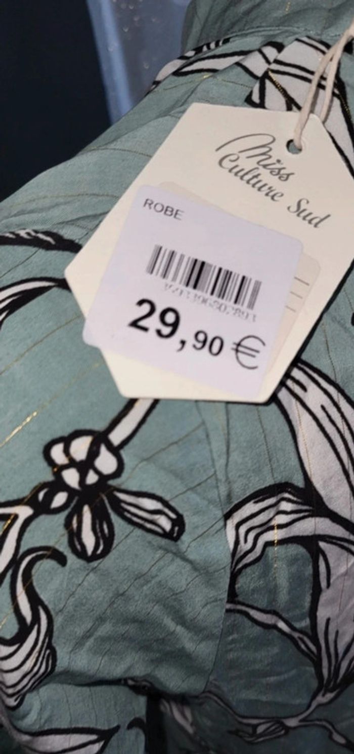 Robe neuve verte à motifs floraux - Tendance et élégante ! - photo numéro 7