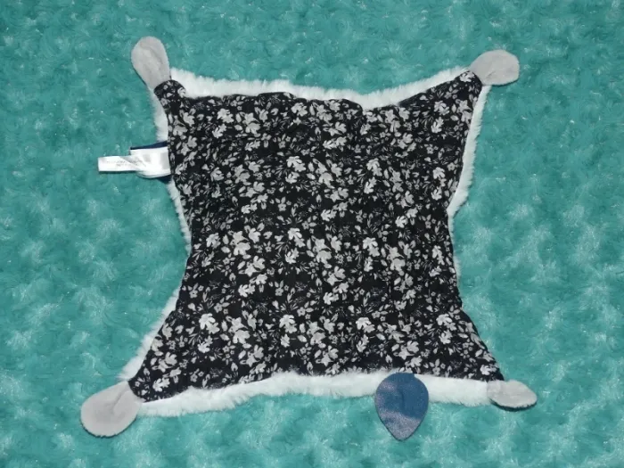 Doudou boule koala blanc noir fleurs Doudou et compagnie 🐨état neuf - photo numéro 3