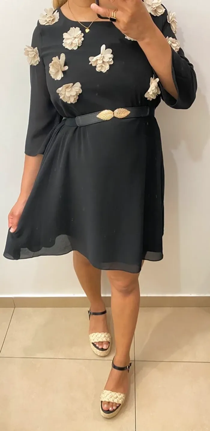 Superbe Robe Noire Chic Avec Fleurs - photo numéro 4