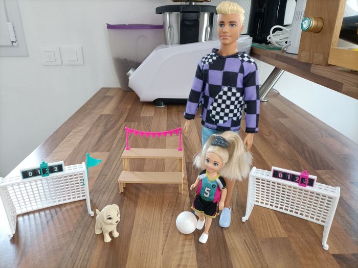Ken et Chealsea barbie jouent au football - photo numéro 1