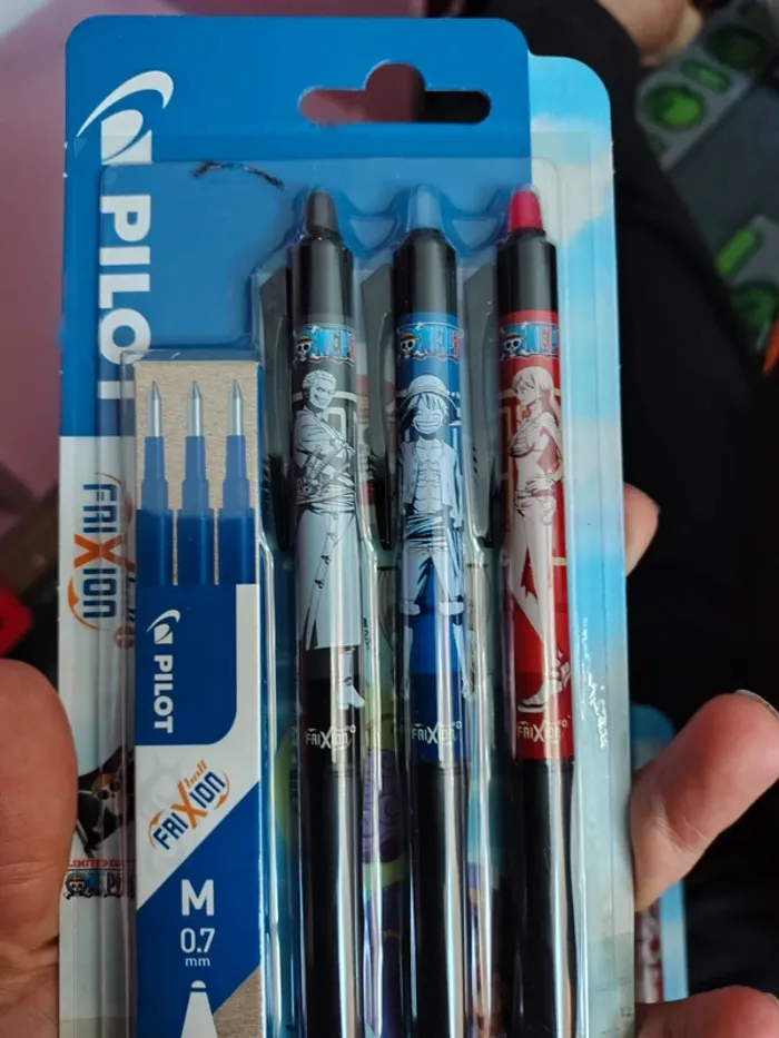 Stylo pilot fixion édition limité one pièce et 3 recharge M 0.7mm
Un stylo noir rouge bleu - photo numéro 3