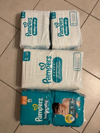 Lot couches Pampers 