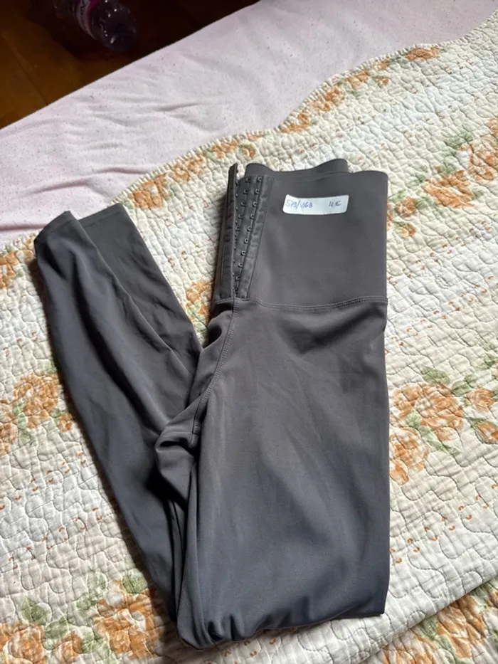 Leggings de sport taille haute neuf avec étiquette taille M