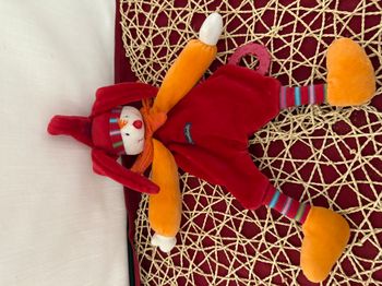 Doudou plat Capucin Dragobert rouge orange MOULIN ROTY