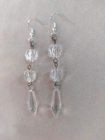Boucles d’oreilles pendantes upcyclées – Perles facettées & pampilles transparentes