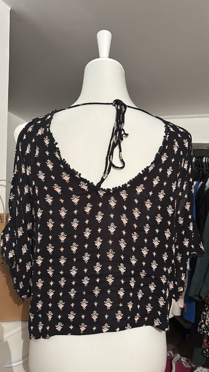 Haut noir épaules dénudées motifs floral Jennyfer T34 - photo numéro 3