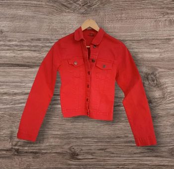 Veste rouge en jeans taille 36.
A rafraîchir . En bon état.  
Marque zeeman.