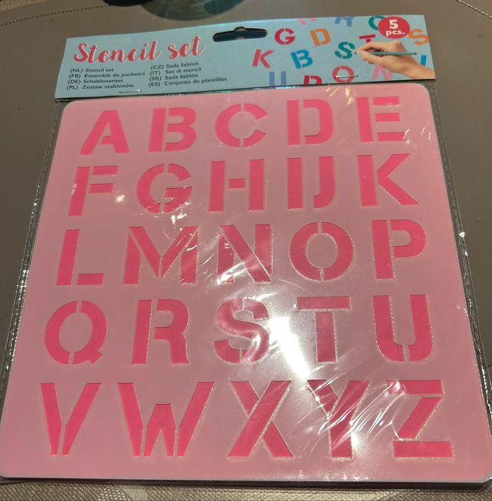 Lot de 5 pochoirs neufs