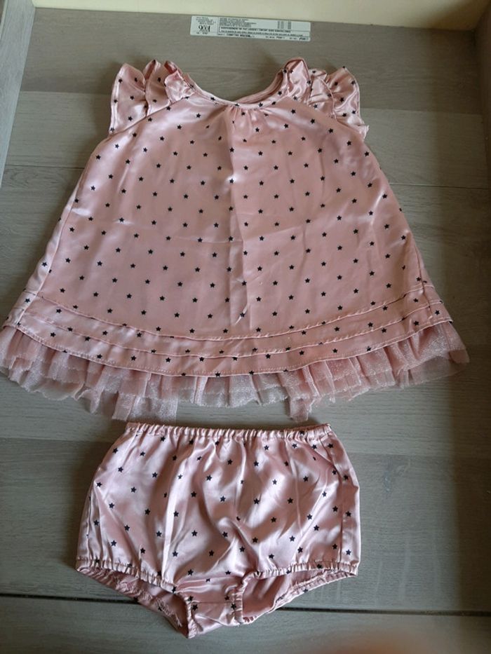 Robe satinée rose 12mois + sa culotte