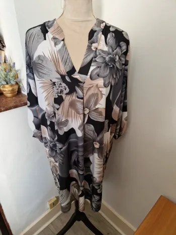 Tunique longue fleurie noir taille 46