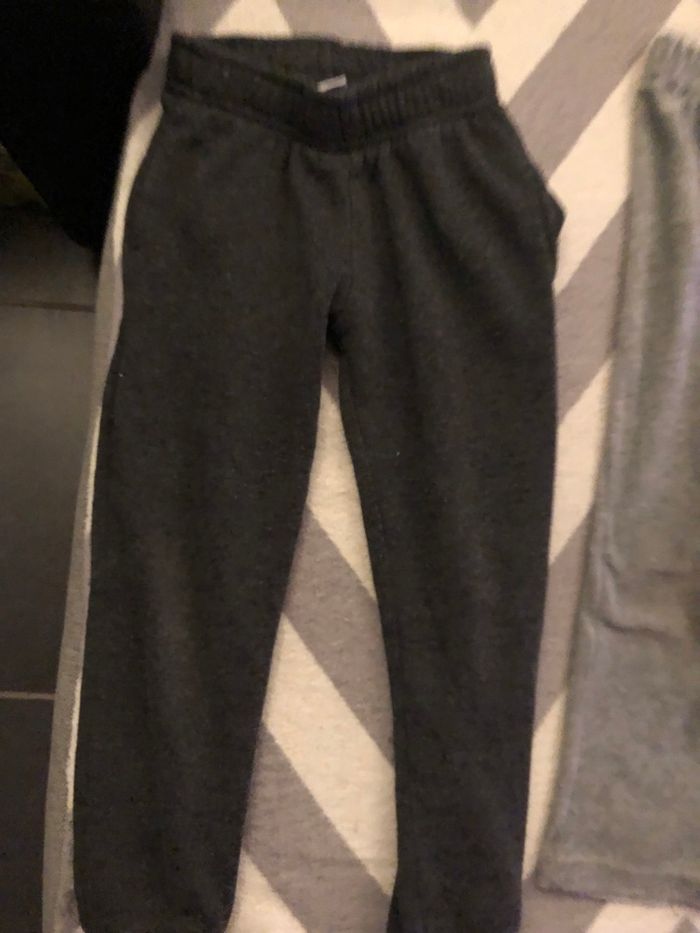 Le lot de 2 pantalon taille 4 ans le pantalon gris foncer à quelques signe d’usure mes reste en bon état voir photo joint et le pantalon gris clair est en très bon état - photo numéro 2
