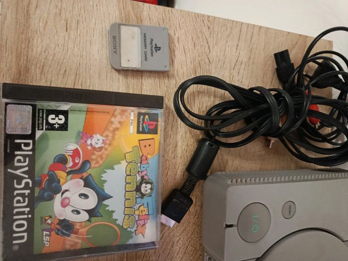PlayStation 1 avec manette câbles carte mémoire 2 jeux - photo numéro 2