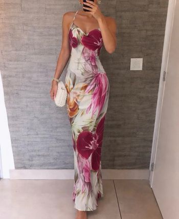 Robe chic rose et verte dos nu élégante