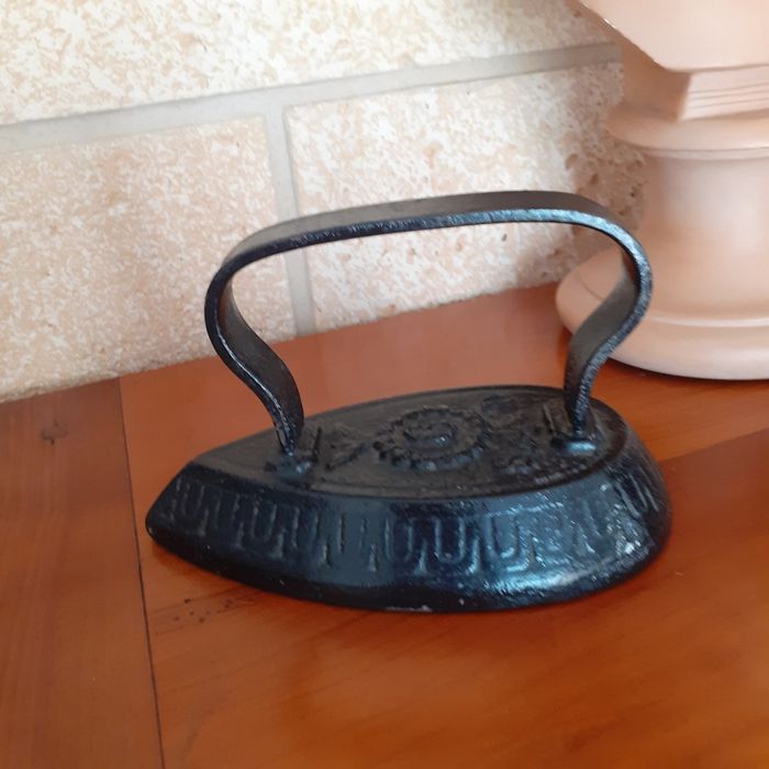 Ancien Fer à repasser SD en fonte *2 kg - photo numéro 6