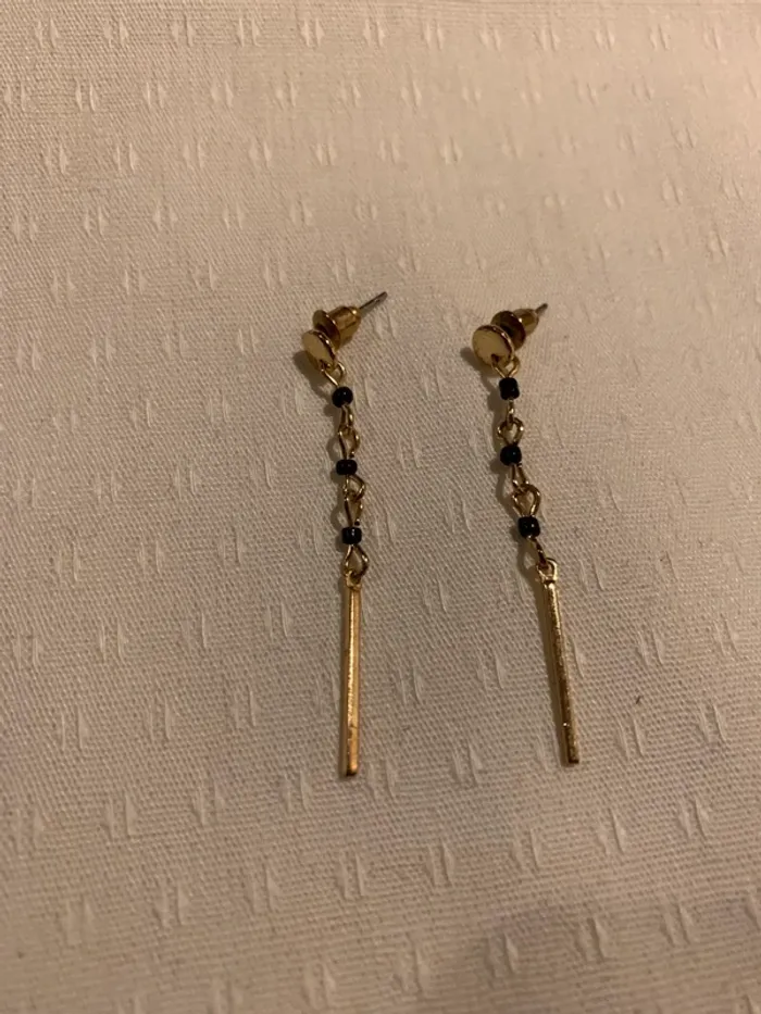 Boucles d’oreilles dorées et noires