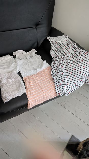 Le lot de vêtements