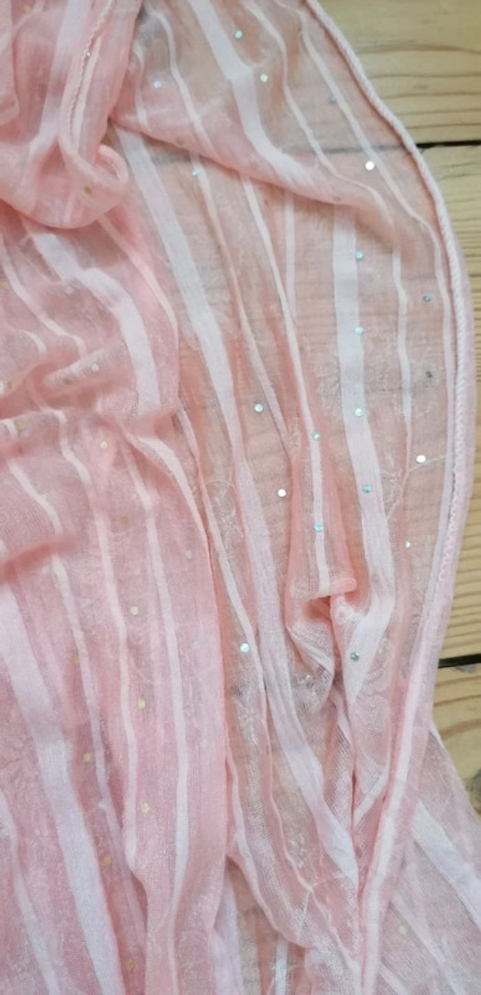 Foulard rose clair - photo numéro 3