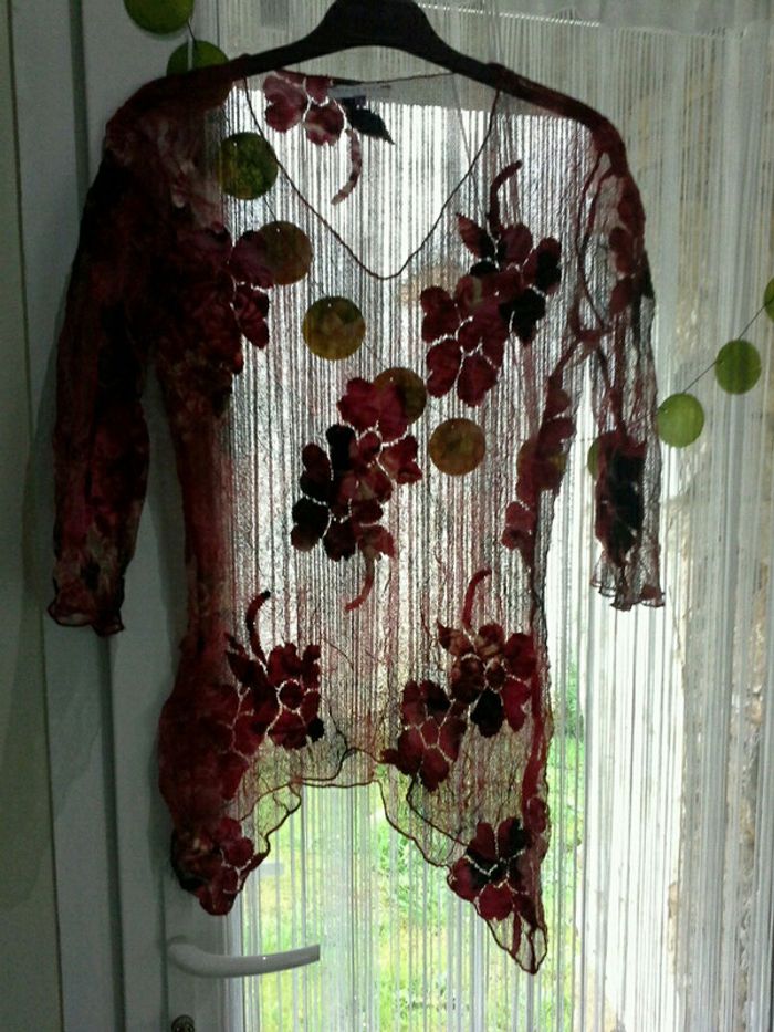 Top voile maille rouge, motifs fleurs avec dégradés de rouge/noir/blanc taille 38 - photo numéro 2