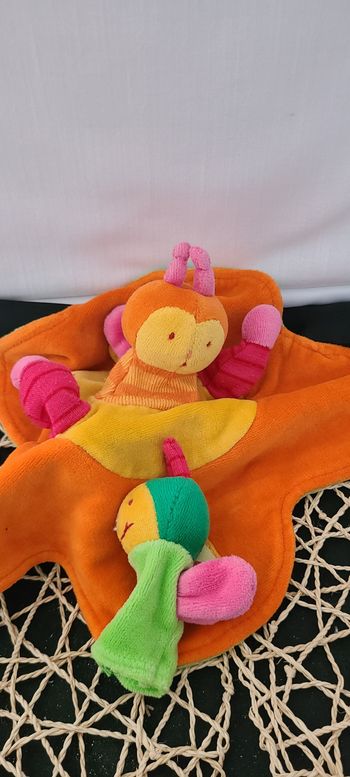 Abeille Louna de Moulin Roty doudou plat rond orange