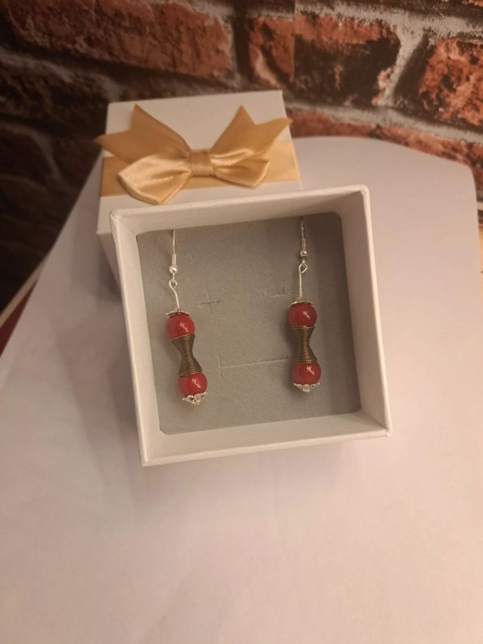 Boucles d'oreilles pendante rouge bronze argenté