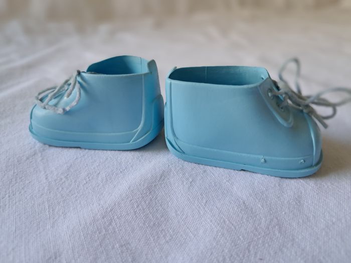 Chaussures bleues + chaussettes pour Poupée nouveau né garçon Corolle 1992 vintage - photo numéro 6