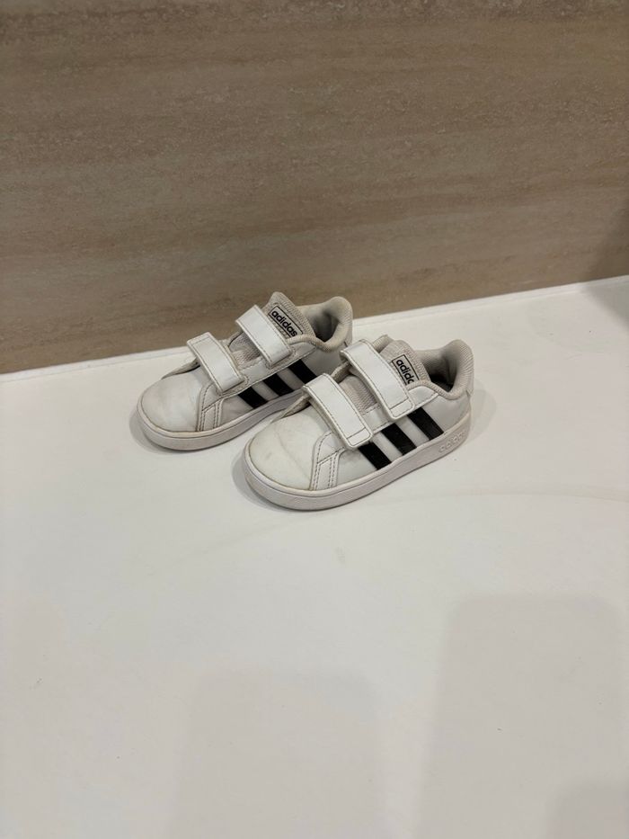 👟 Baskets enfant Adidas blanches à scratch – Très bon état !