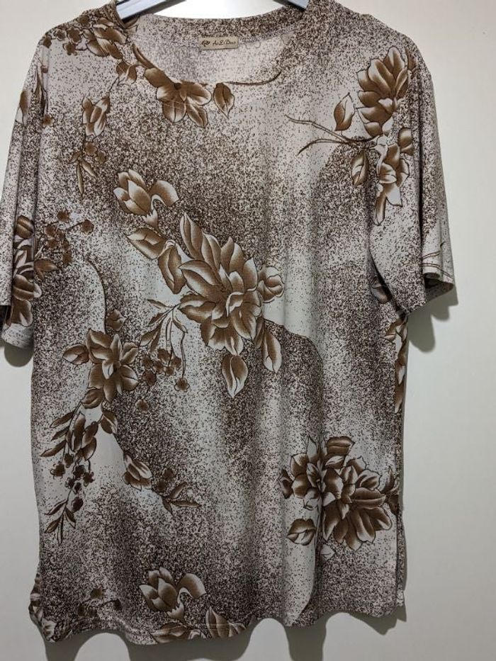 Beau tee shirt Vintage imprimé fleuri. Taille 46/48