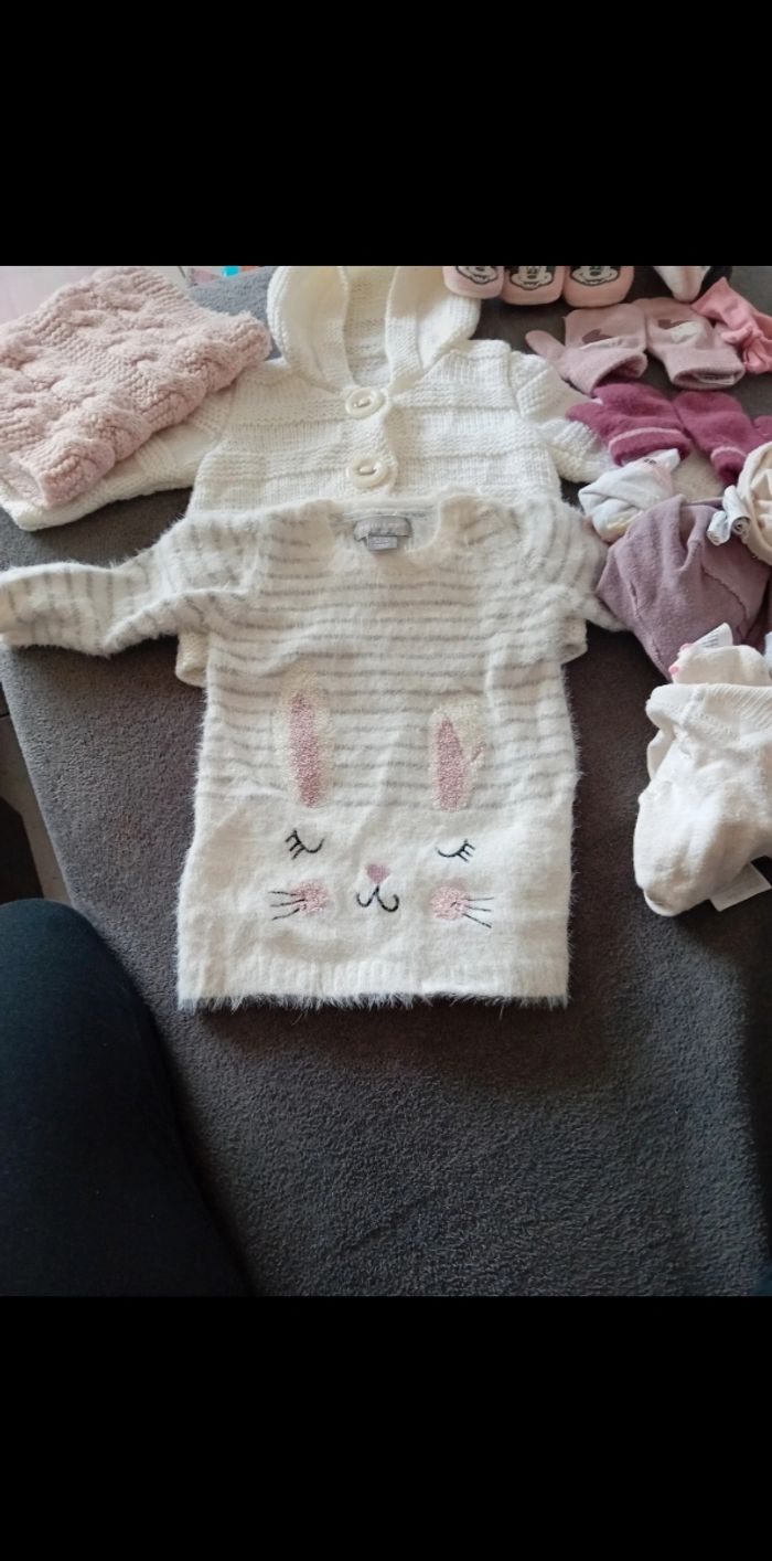 Lot ŕobe gilet moufles filles 3 mois - photo numéro 2