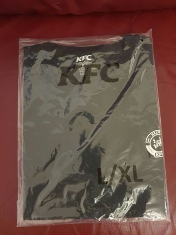 Neuf et Scellé T shirt  taille L/XL demon slayer nezuko  x Kfc édition  limitée