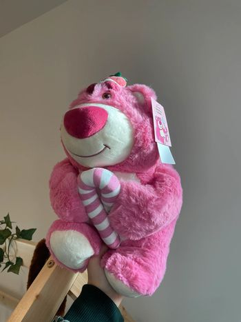 Grande peluche Disney Pixar Lotso l'ours à la fraise 🍓