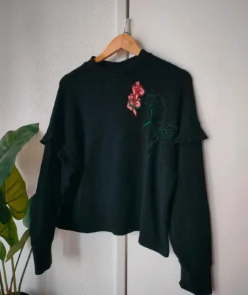 Pull noir fleurs Zara taille M