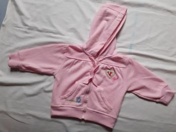 Veste rose à capuche avec poches ventrale arrondies