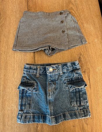 Lot d’une jupe en jean et d’un short jupe / Taille 3 ans