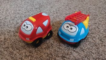 Lot 2 petites voitures plastique