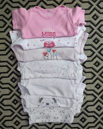 Lot 7 bodies manches courtes 6 mois