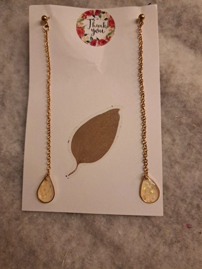 Boucles d'oreilles pendante en résine - photo numéro 5