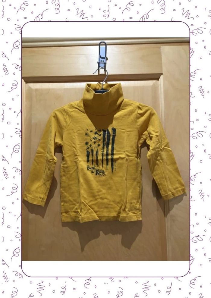 T-shirt col roulé moutarde tape à l’œil