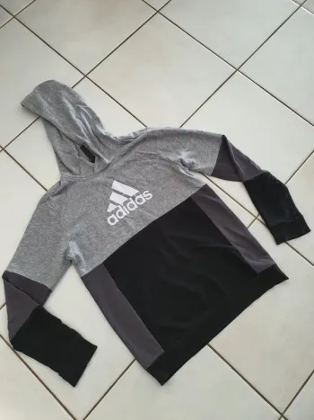 Pull adidas garçon 👦 Taille 14 ans en très bon état