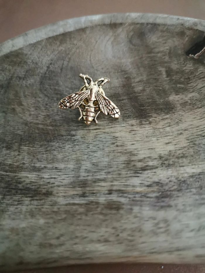 Broche abeille dorée