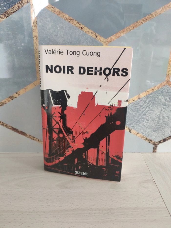 Livre Noir dehors Tong Cuong