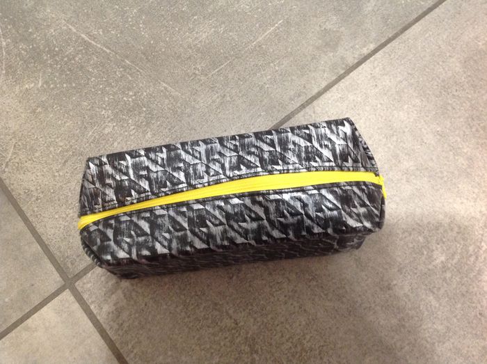 Trousse grise et noire argentée motifs géométriques - photo numéro 10