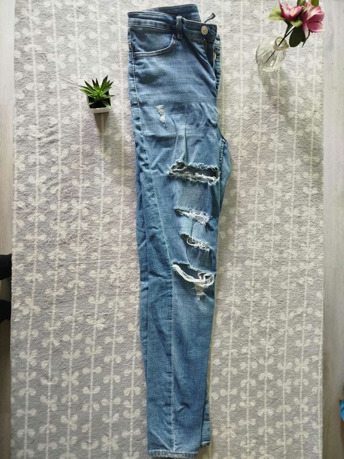 Jean troué Taille 42 - photo numéro 2