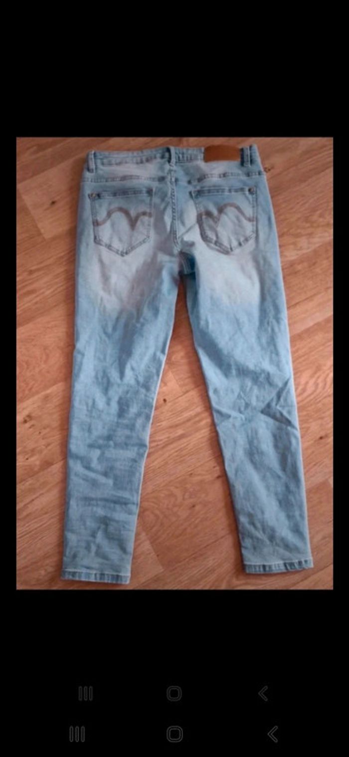 Jean 7/8 neuf,coloris bleu clair dégradé blanc juste lavé 1 fois à l achat taille 40 - photo numéro 4